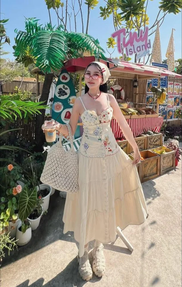 Style pang เดรสยาวสีครีมปักลายดอกลุคโบฮีเมียนริมทะเล thumbnail 5