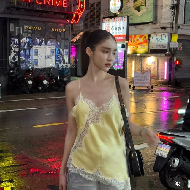 ZARA Top สายเดี่ยวลูกไม้ Camisole (alternate)