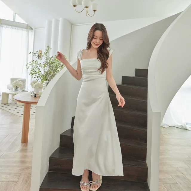 ชุดราตรี Pirunya White Midi Dress (alternate)