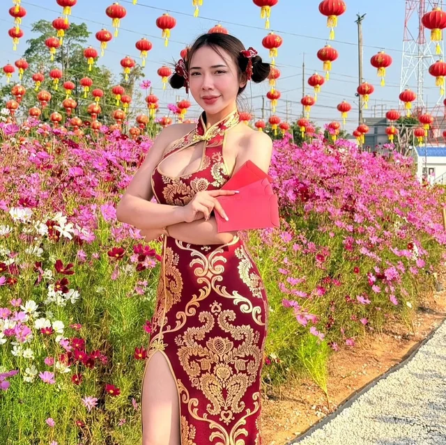 BeautyOnFleek ชุดกี่เพ้าสีแดงทอง Halter Neck (alternate)