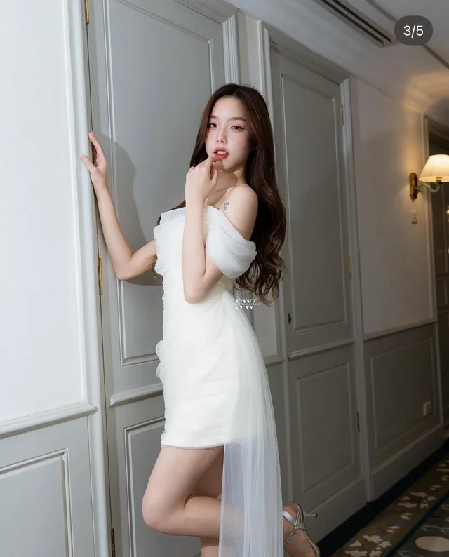 Secret – เดรสสั้นปาดไหล่สีขาว พร้อมผ้าทูลยาว Elegant Off-Shoulder Mini Dress