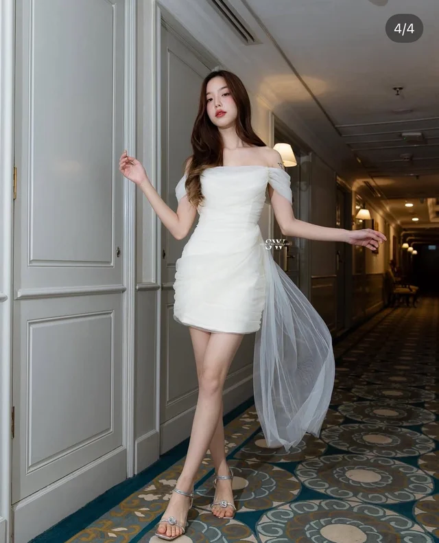 Secret – เดรสสั้นปาดไหล่สีขาว พร้อมผ้าทูลยาว Elegant Off-Shoulder Mini Dress (alternate)