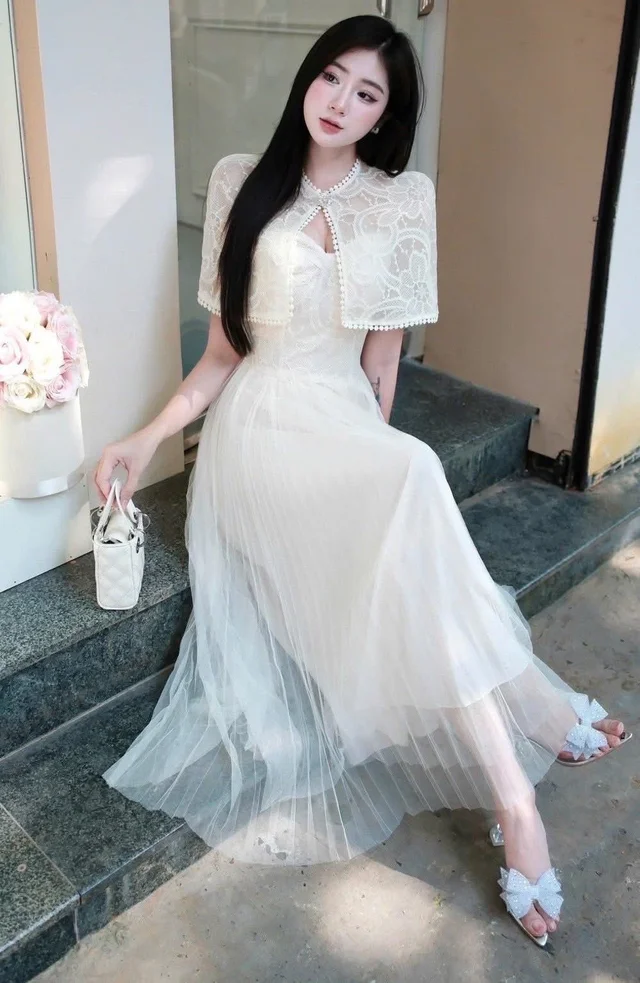 Parnwad – เดรสยาวสีขาวลูกไม้แขนสั้น สุภาพหรู Elegant Lace Maxi Dress thumbnail 4