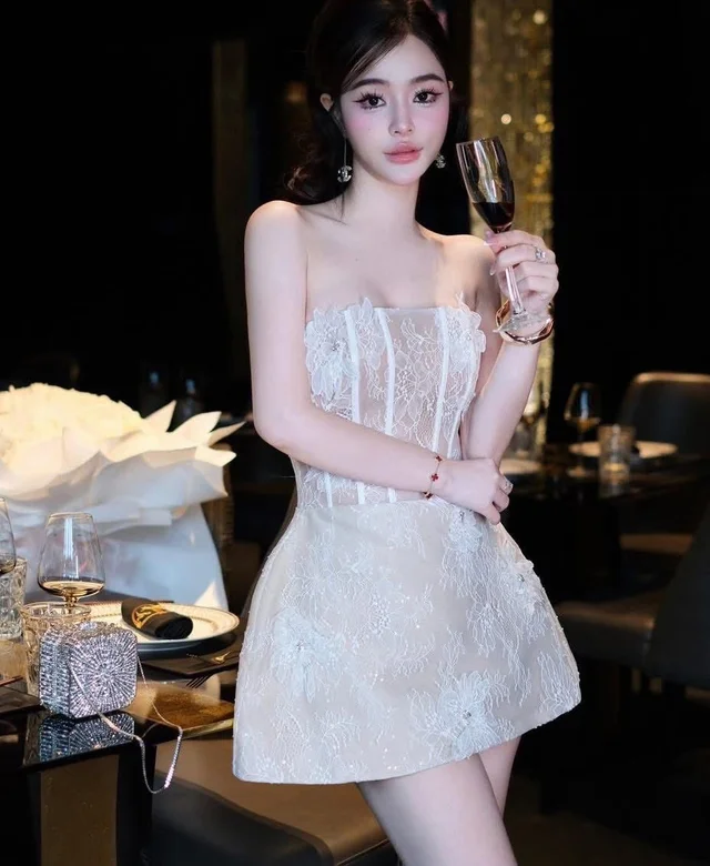 Thao_bibi – เดรสเกาะอกลูกไม้สีครีม Elegant Corset Mini Dress 1