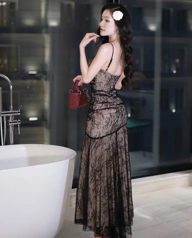 TBB – เดรสสายเดี่ยวลูกไม้ยาว สีน้ำตาลดำ Elegant Lace Dress (alternate)