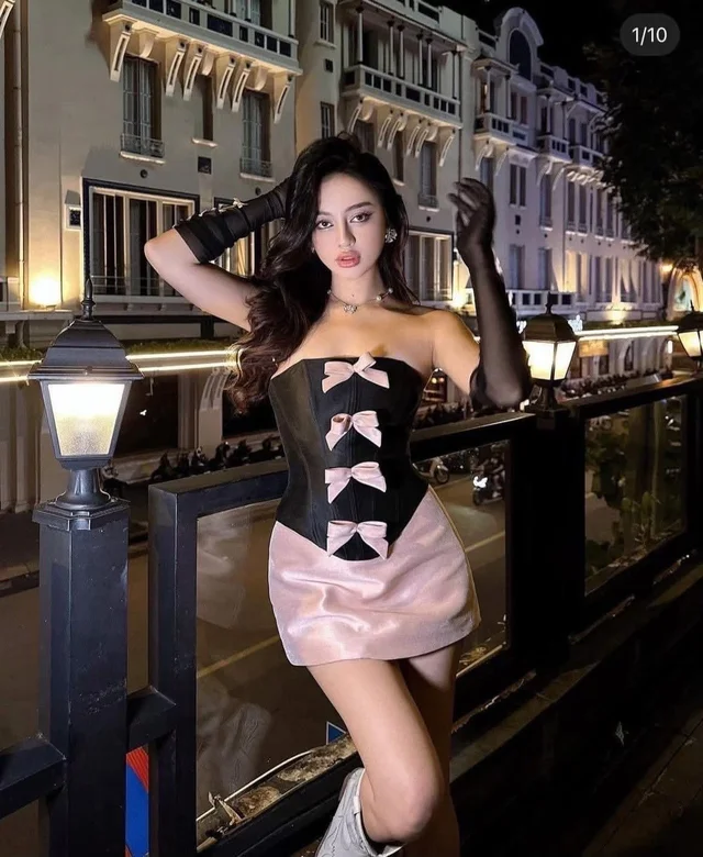 เดรสคอร์เซ็ตโบว์ชมพู-ดำ สไตล์หวานแซ่บหรู