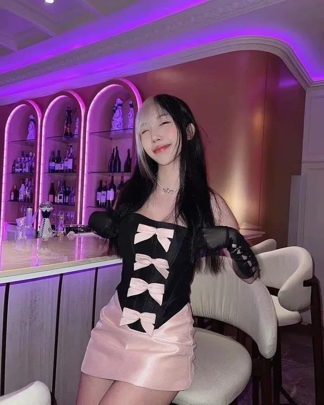 เดรสคอร์เซ็ตโบว์ชมพู-ดำ สไตล์หวานแซ่บหรู thumbnail 4