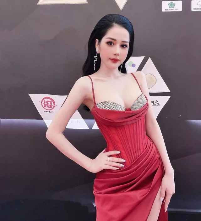 OBIBI – ราตรียาวสีแดงแซ่บหรู ดีไซน์คอร์เซ็ต Glam Evening Dress thumbnail 3