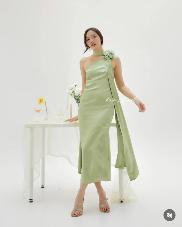 Redcarpetbkk – เดรสยาวหรูโทนเขียวพาสเทล ดีไซน์เรียบแพง Elegant Long Dress