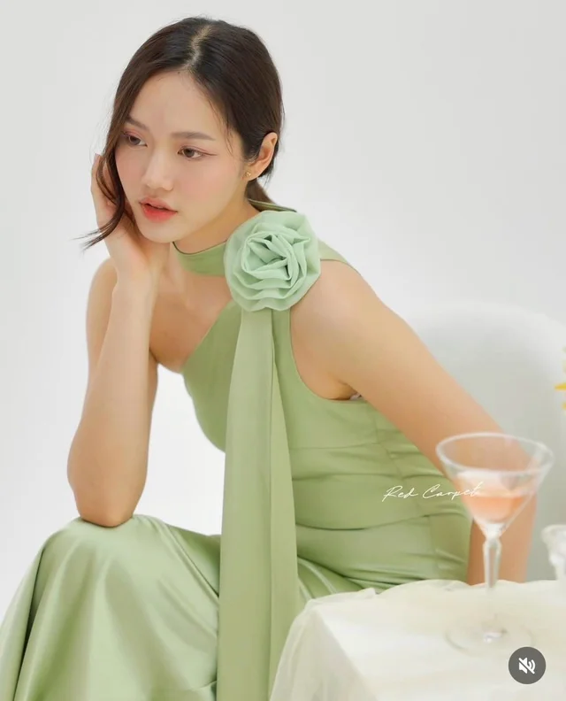 Redcarpetbkk – เดรสยาวหรูโทนเขียวพาสเทล ดีไซน์เรียบแพง Elegant Long Dress thumbnail 4