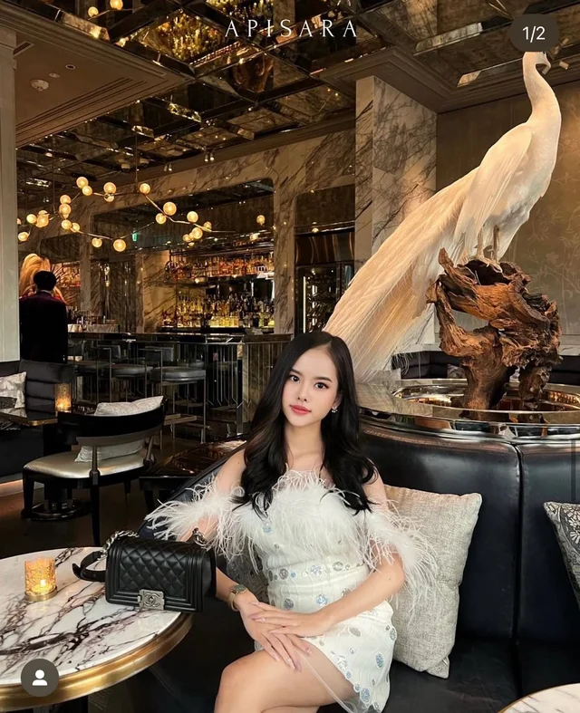 Apisara – ราตรีสั้นขาวหรู ดีไซน์ขนนกวิบวับ Elegant Mini Dress 1