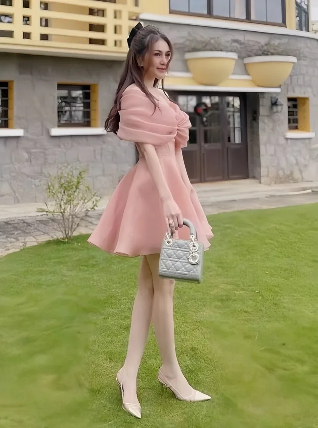 Y•L• – เดรสสั้นหวานหรู โทนชมพูพีช ลุคคุณหนูแฟชั่น Mini Dress