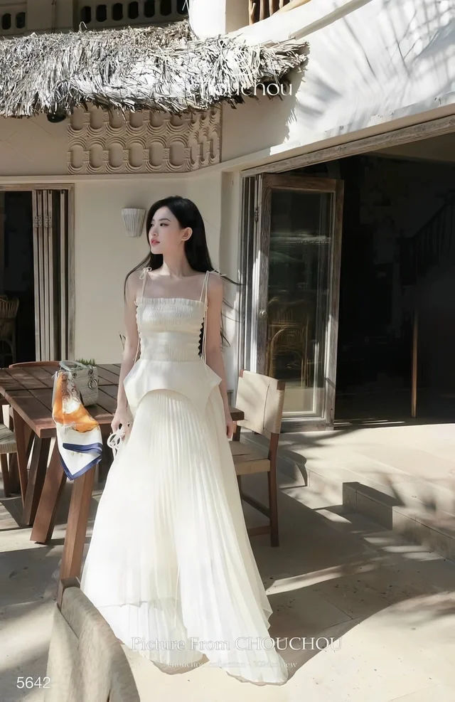 CHOUCHOU – เดรสยาวขาวละมุน สายหวานเรียบหรู พลิ้วสวย Long Dress thumbnail 4