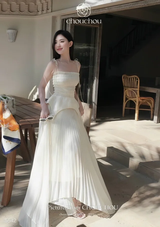 CHOUCHOU – เดรสยาวขาวละมุน สายหวานเรียบหรู พลิ้วสวย Long Dress