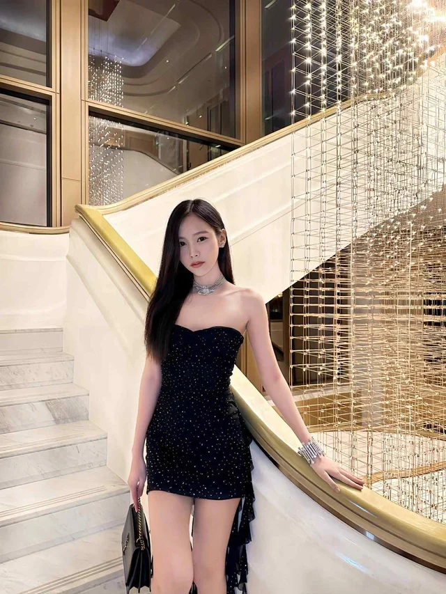 OBIBI – ราตรีสั้นสีดำแซ่บหรู เกาะอกวิบวับ หน้าสั้นหลังยาว Mini Dress (alternate)