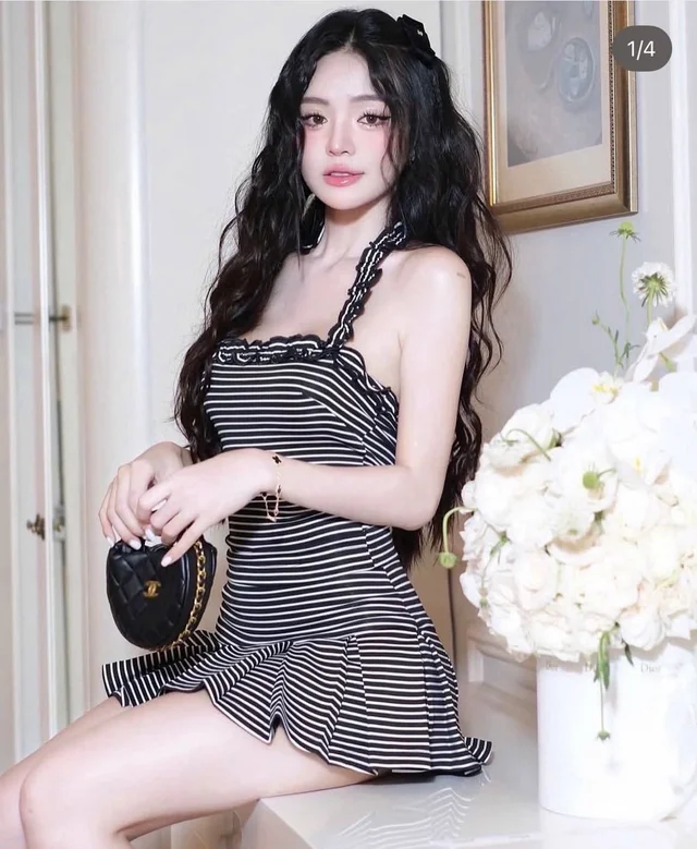 Sunida – เดรสสั้นลายทางดำขาว แซ่บน่ารัก ลุคสดใส Mini Dress