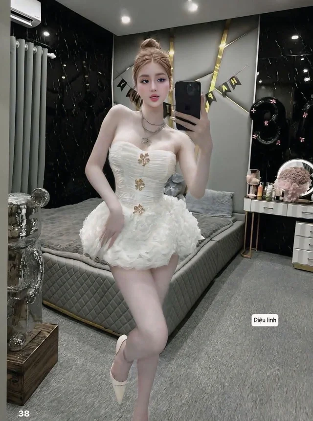Loinh cherry – เดรสสั้นขาวฟูฟ่อง หวานหรู เกาะอกน่ารัก Mini Dress thumbnail 4