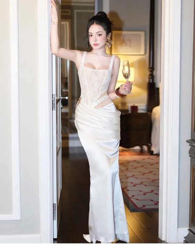 thao_bibi – ราตรียาวสีขาวหรูหรา เซ็กซี่ละมุน ชุดเวียดนาม Long Evening Dress thumbnail 4