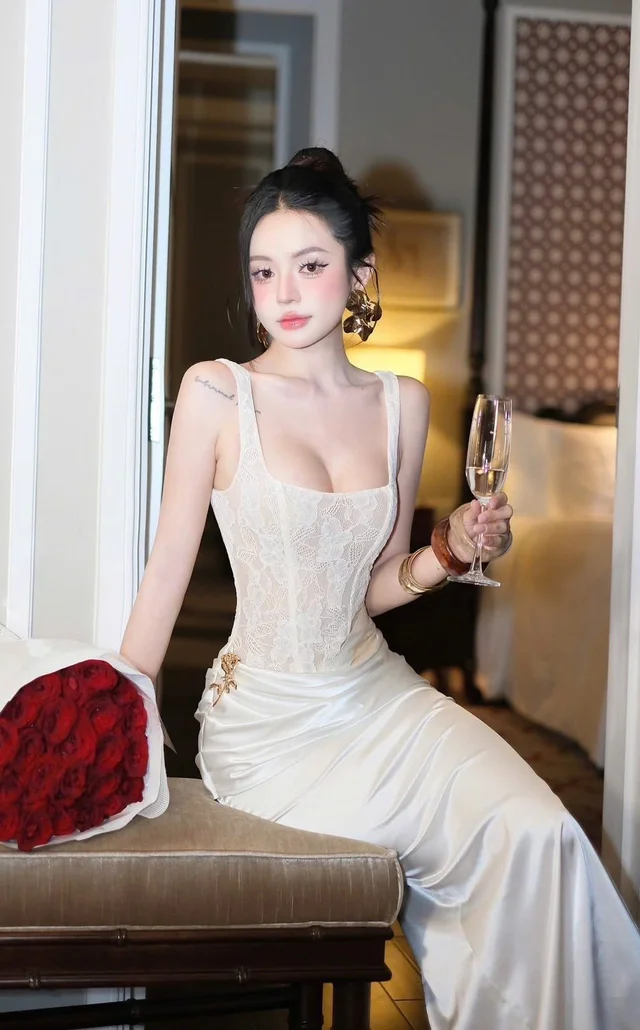 thao_bibi – ราตรียาวสีขาวหรูหรา เซ็กซี่ละมุน ชุดเวียดนาม Long Evening Dress (alternate)