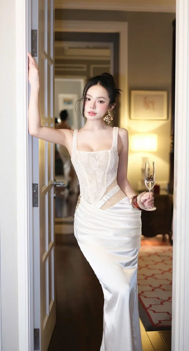 thao_bibi – ราตรียาวสีขาวหรูหรา เซ็กซี่ละมุน ชุดเวียดนาม Long Evening Dress
