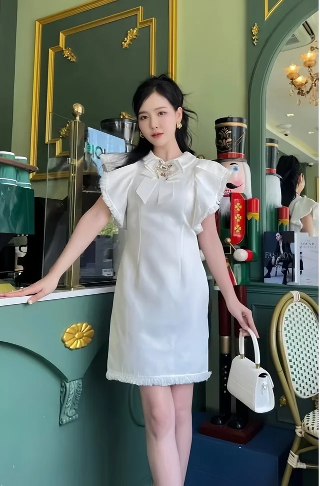 VORA – เดรสสั้นสีขาวหวานสุภาพ เรียบหรู น่ารัก Mini Dress thumbnail 4