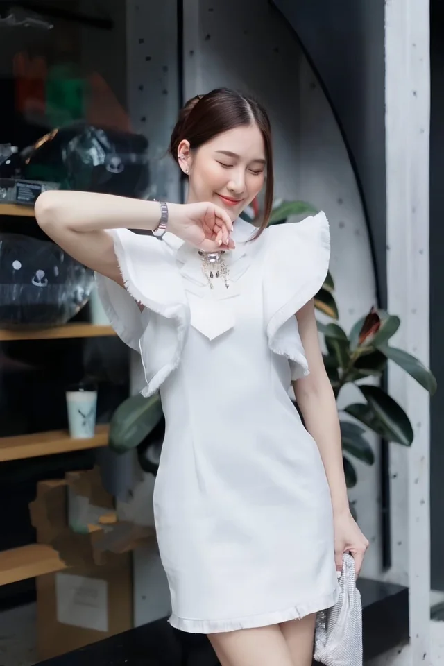 VORA – เดรสสั้นสีขาวหวานสุภาพ เรียบหรู น่ารัก Mini Dress