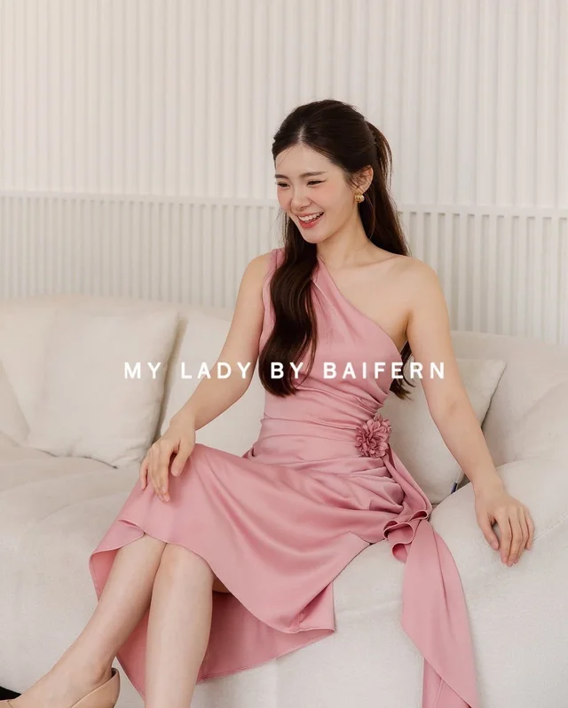 My Lady by Baifern – เดรสยาวไหล่เดียวสีชมพู thumbnail 2