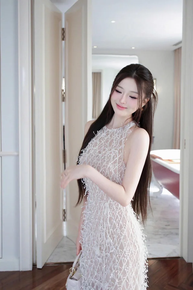 Khiit ELEGANT – White Feather Gown (alternate)