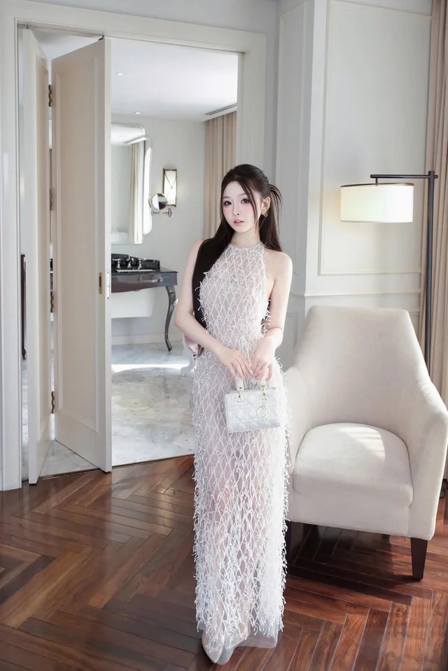 Khiit ELEGANT – White Feather Gown