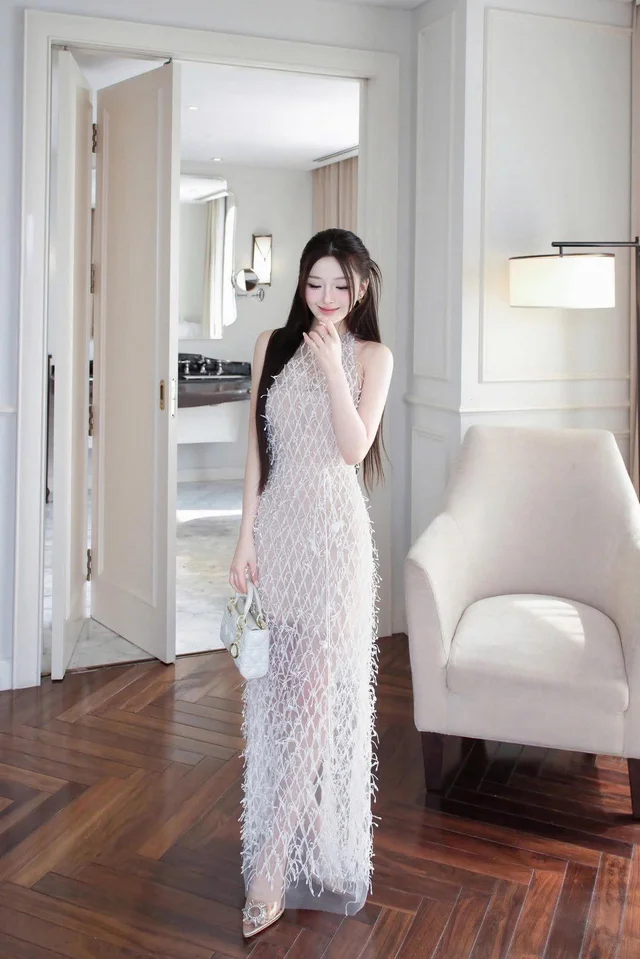 Khiit ELEGANT – White Feather Gown thumbnail 2