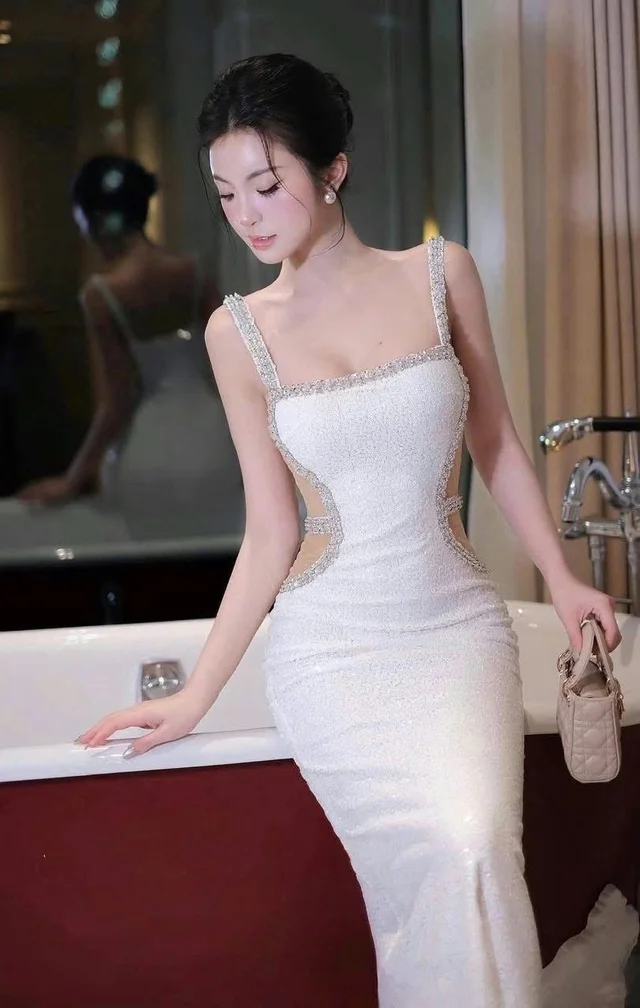 TBB – เดรสยาวสีขาวเว้าข้าง Elegant Cut-out Dress thumbnail 4