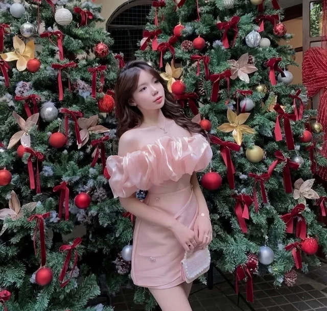 Stylista – เดรสสั้นชมพูหวานละมุน ฟูเบา น่ารักสดใส Mini Dress thumbnail 4
