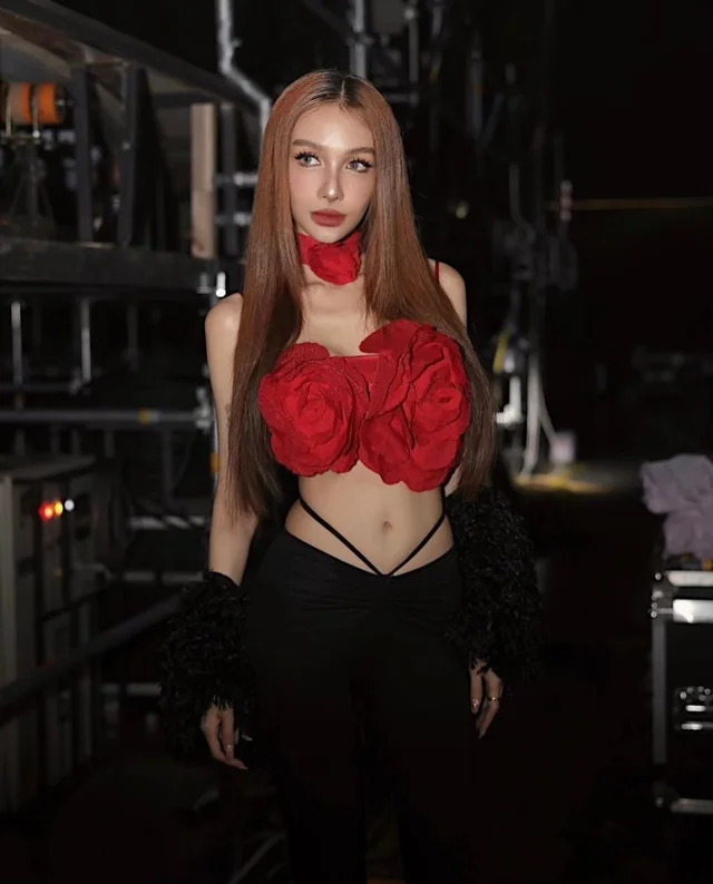 เดรสกุหลาบแดงแซ่บหรู – Floral Crop Top