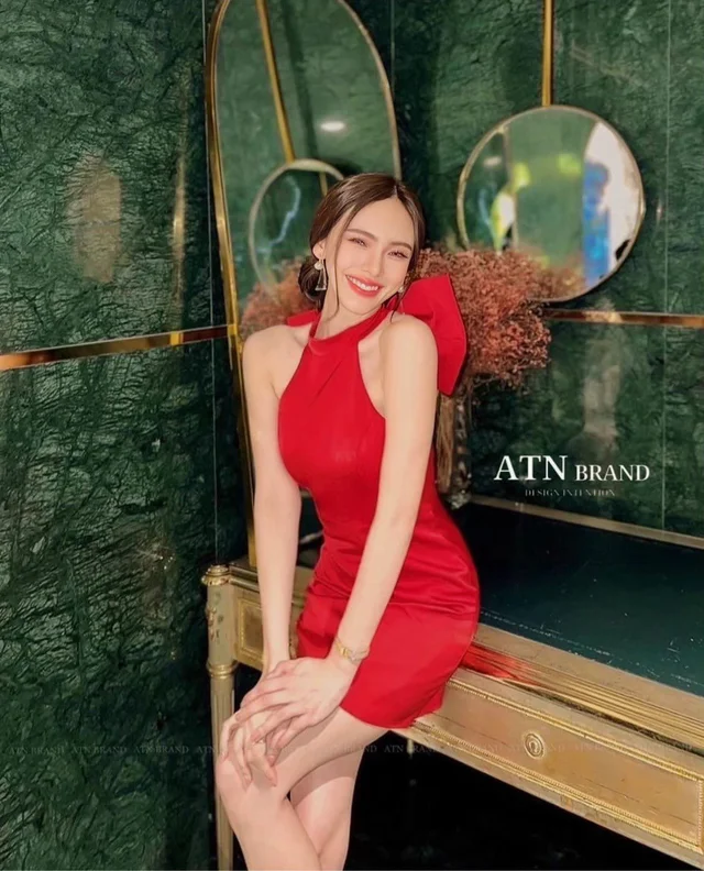 เดรสเกาะคอแดงแซ่บหรู Mini Dress