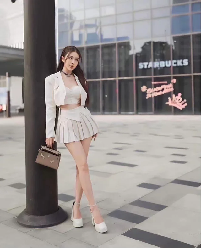 เซ็ตสูทกระโปรงครีมหรูหวาน Two-Piece Set (alternate)