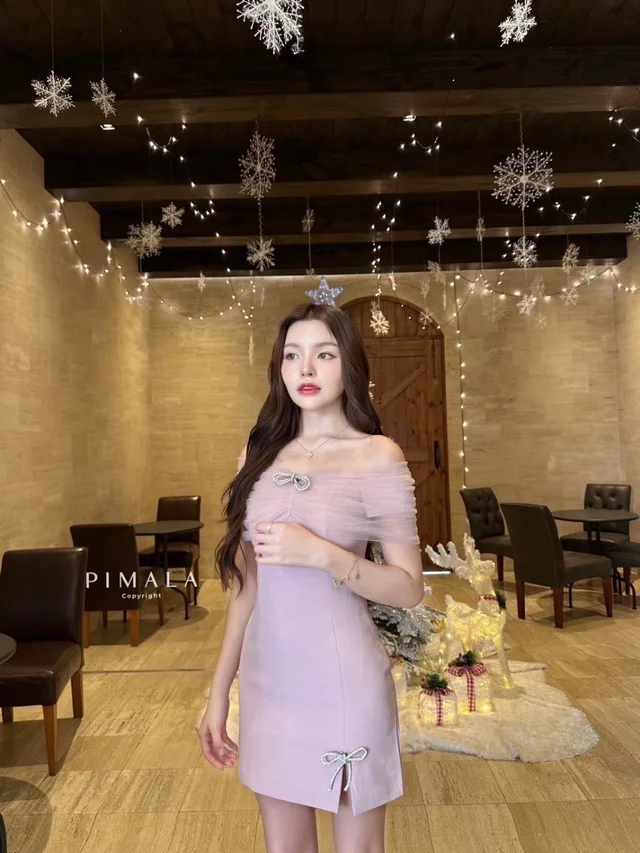 เดรสหวานละมุนเปิดไหล่ โทนชมพูพาสเทล (alternate)