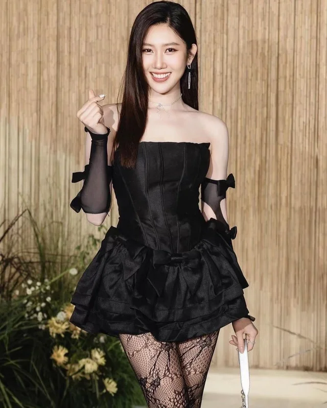 เดรสเปิดไหล่ดำหรู แซ่บหรูดูแพง