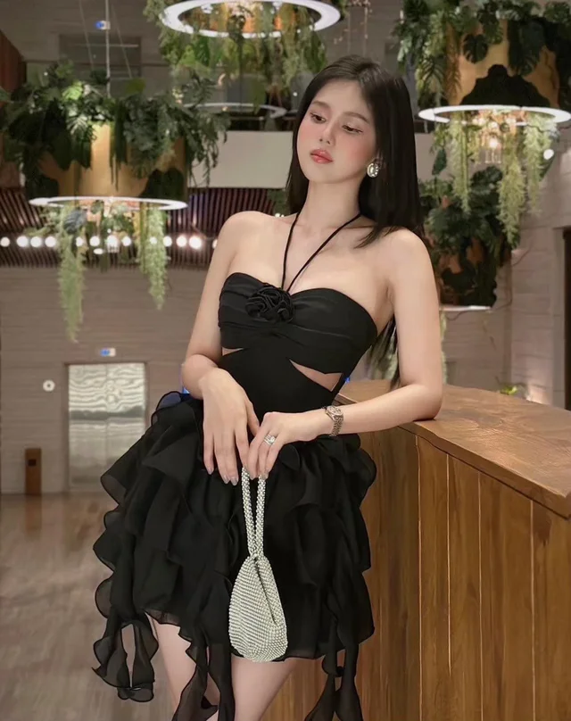 เดรสสายคล้องคอดำ แซ่บหรู thumbnail 2