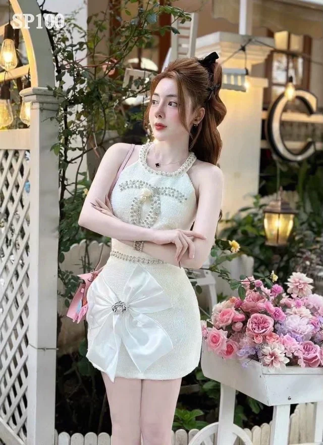 เดรสสายคล้องคอไข่มุก หวานหรู