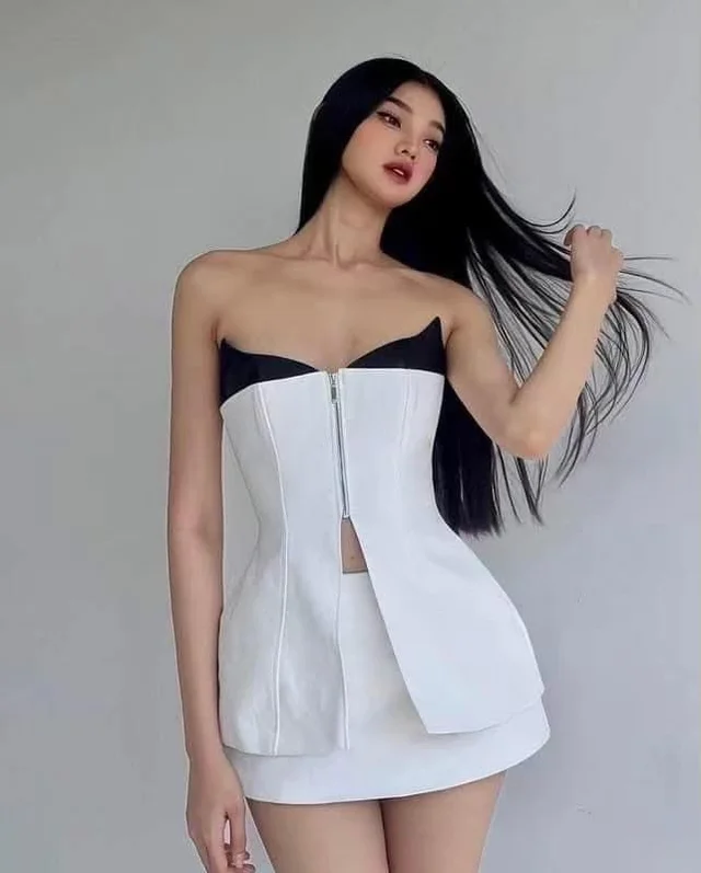 เดรสเกาะอกซิปกลาง ขาว-ดำ สวยเท่ (alternate)