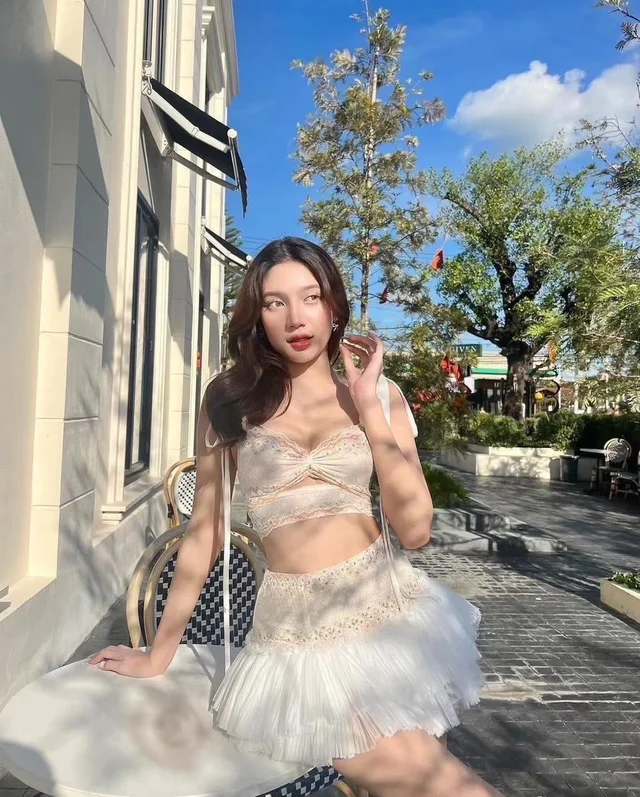 เดรสสายผูกลูกไม้ขาว หวานเซ็กซี่ (alternate)