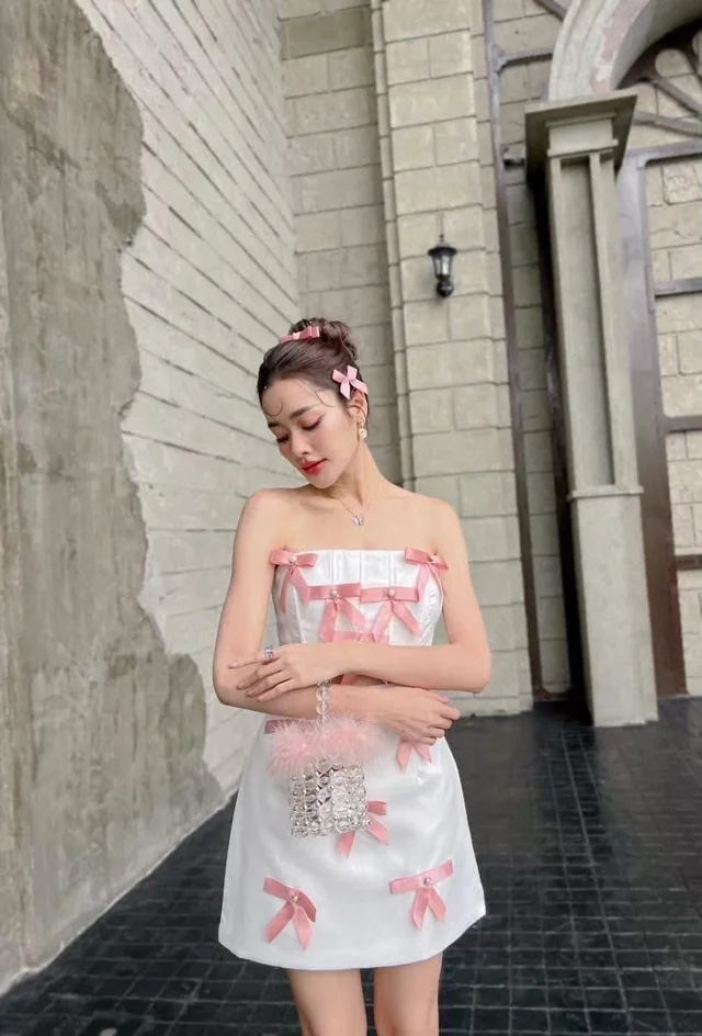 เดรสโบว์ชมพู-ขาว สไตล์หวานละมุน thumbnail 2