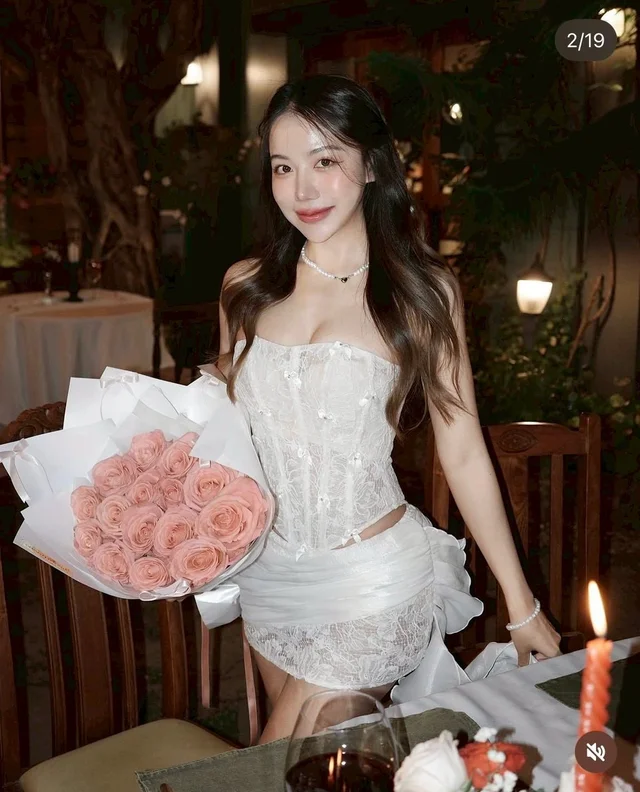 ชุดราตรีลูกไม้ขาวแซ่บหรู สายฝอ thumbnail 4