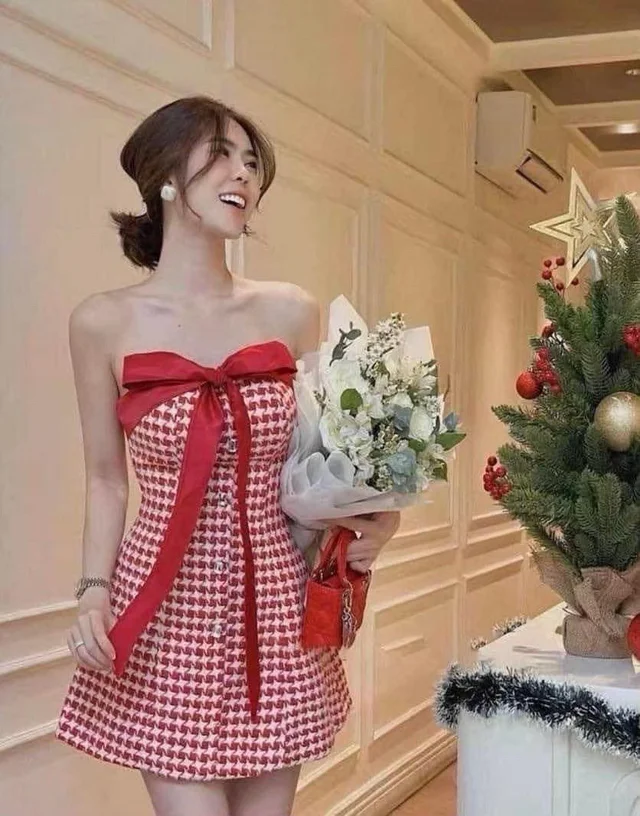 เดรสลายชิโนริแดงโบว์ใหญ่ Elegant Mini Dress (alternate)