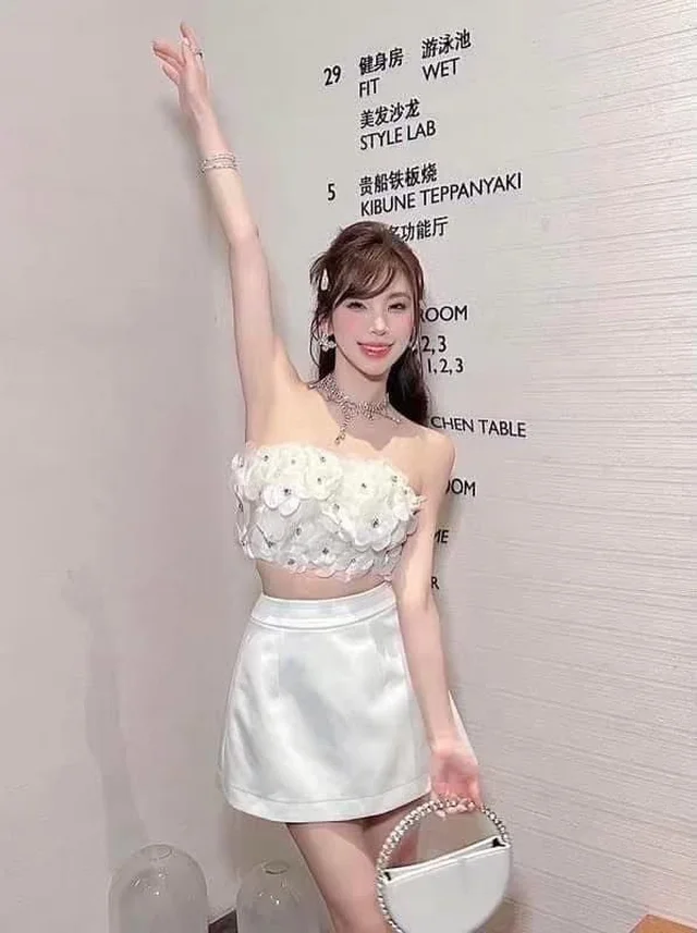 เซ็ตเกาะอกดอกไม้ 3D สีขาว หรูหวาน