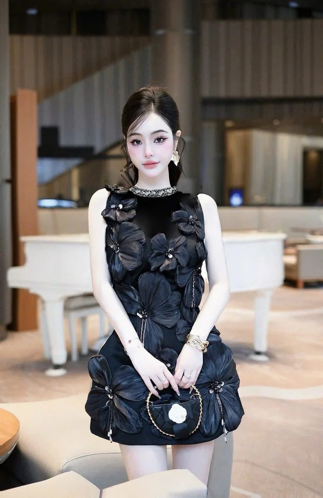 เดรสดอกไม้ 3D สีดำ สไตล์หรูหวาน