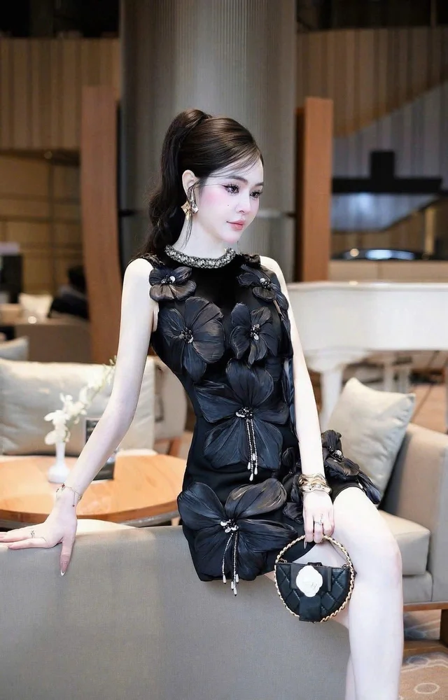 เดรสดอกไม้ 3D สีดำ สไตล์หรูหวาน thumbnail 2