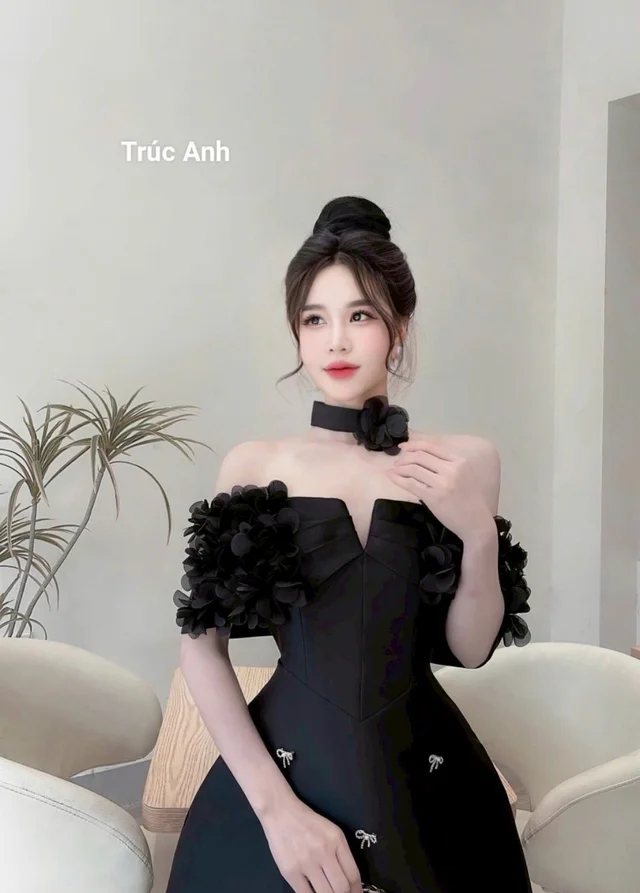 Uc Anh เดรสเกาะอกดำหรูหราดอกไม้ 3D – ชุดเวียดนาม (alternate)