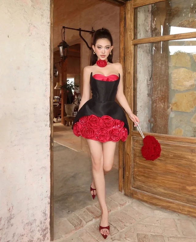 เดรสเกาะอกโทนดำแดงแซ่บหรู Rose Corset Mini Dress thumbnail 4