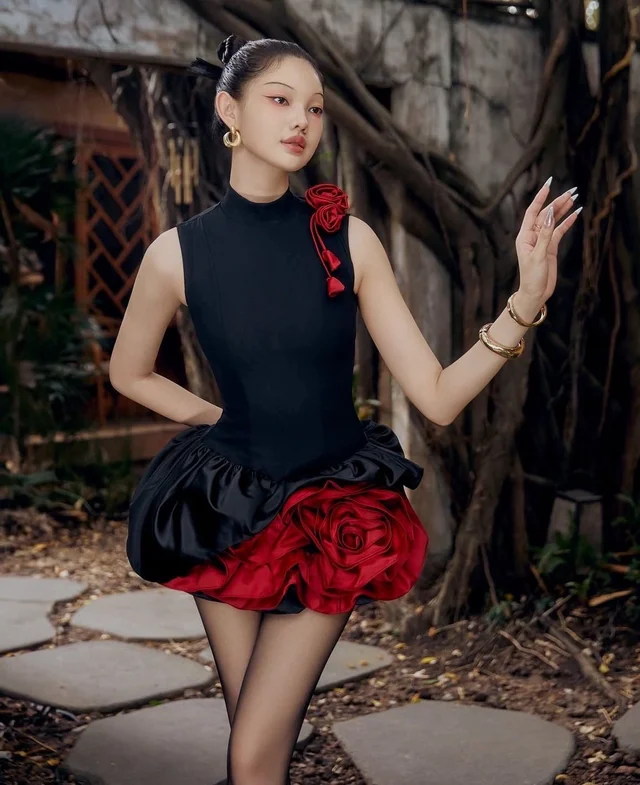 เดรสคอเต่าสีดำแดงแซ่บหรู Rose Mini Dress (alternate)